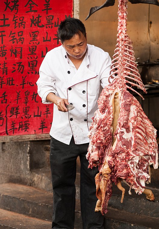 Lijiang, przygotowywanie mięsa (Yunnan (Chiny) 2012, część 1/2)